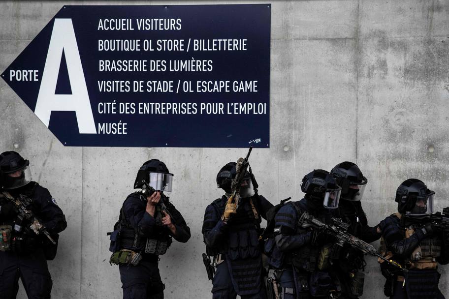 Una parte dell’esercitazione della polizia francese al “Parc Olympique Lyonnais”. Afp